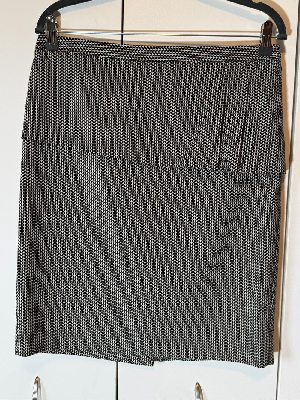 The Limited Black and White Micro-Pattern Pencil Skirt
